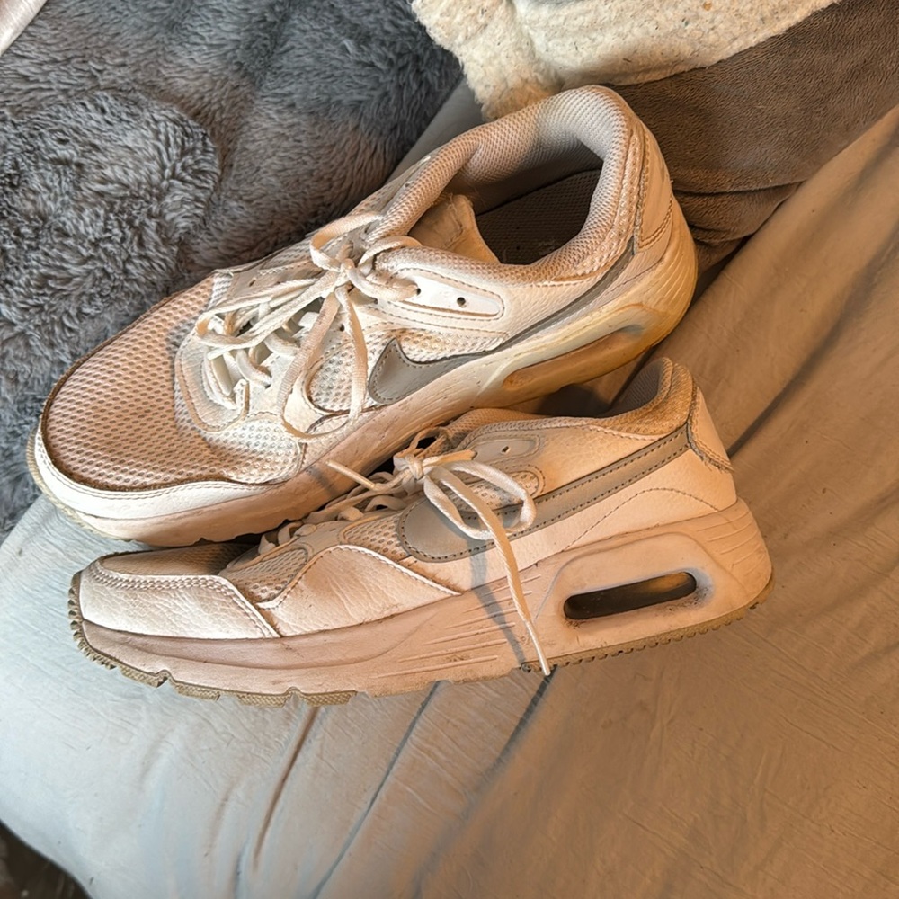 Women’s Nike Air Shoes White Size 7 1/2